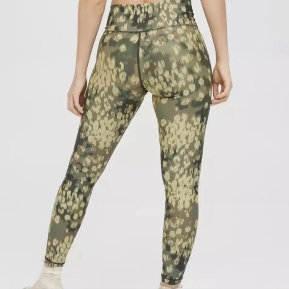 Aerie Offline High Rise Green Leopard Leggings - Picture 3 of 10